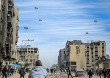 Ajuda aérea chega enquanto população enfrenta fome extrema.