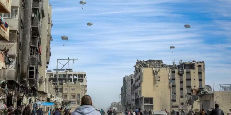 Ajuda aérea chega enquanto população enfrenta fome extrema.