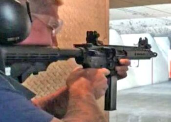 Ronnie Lessa em um estande de tiro