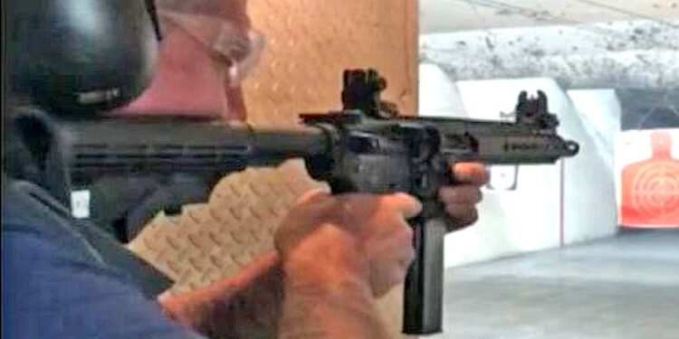 Ronnie Lessa em um estande de tiro