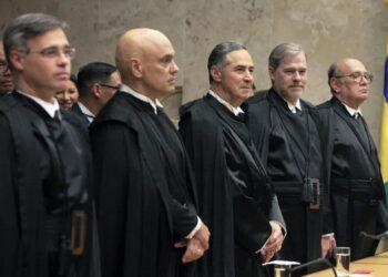 Alexandre de Moraes e ministros no plenário do STF