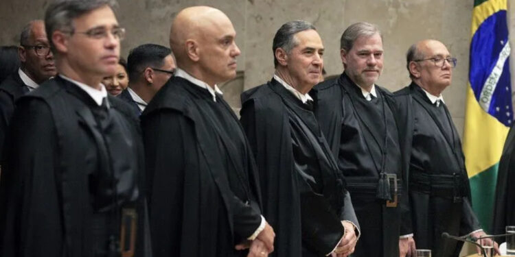 Alexandre de Moraes e ministros no plenário do STF