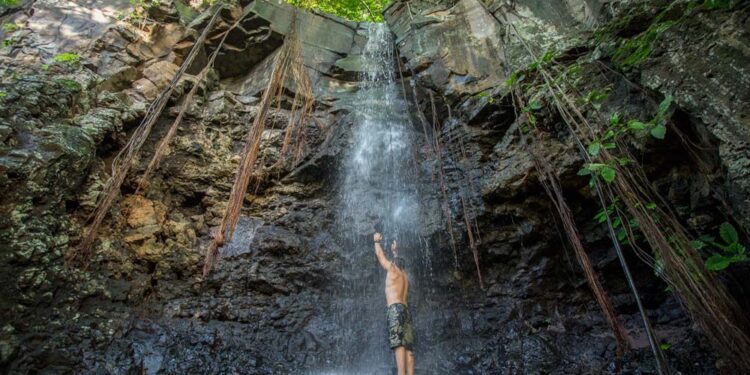 Cachoeiras são formadas com água de chuva em Noronha