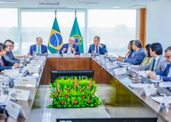 Segundo o levantamento, os membros do primeiro escalão do governo viajaram ao menos 13 vezes a Buenos Aires e a Nova York