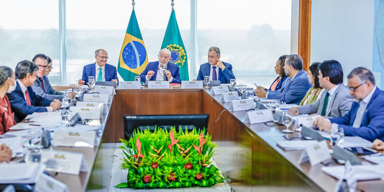 Segundo o levantamento, os membros do primeiro escalão do governo viajaram ao menos 13 vezes a Buenos Aires e a Nova York