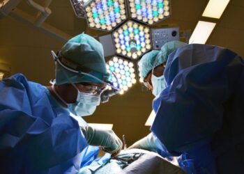 Brasil projeta ter mais médicos por habitante do que EUA e Canadá até 2025.