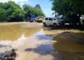 Preocupações de comerciantes em Fernando de Noronha devido ao acúmulo de lama e riscos de doenças durante o período chuvoso.