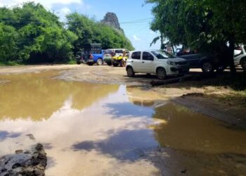 Preocupações de comerciantes em Fernando de Noronha devido ao acúmulo de lama e riscos de doenças durante o período chuvoso.