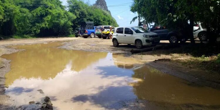 Preocupações de comerciantes em Fernando de Noronha devido ao acúmulo de lama e riscos de doenças durante o período chuvoso.