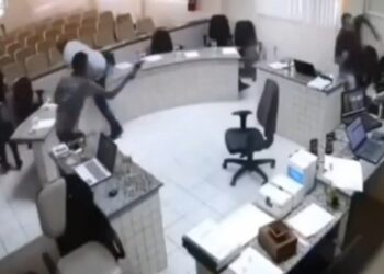 Imagens mostram quando atirador se levanta e vai em direção ao réu