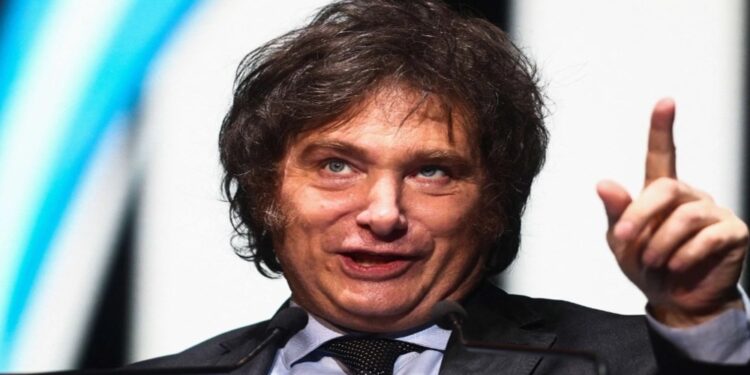 Quando assumiu a presidência da Argentina, em dezembro, a máquina pública tinha 341.477 funcionários contratados