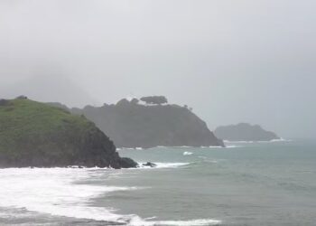 O barco de turismo chamado Celebration afundou na madrugada devio as condições do tempo