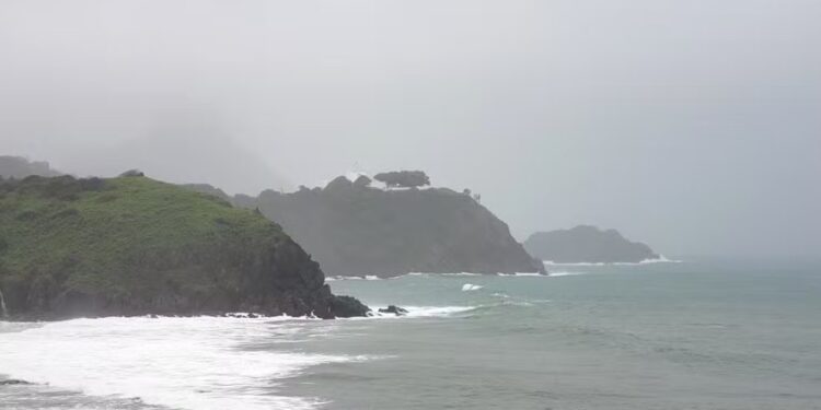 O barco de turismo chamado Celebration afundou na madrugada devio as condições do tempo