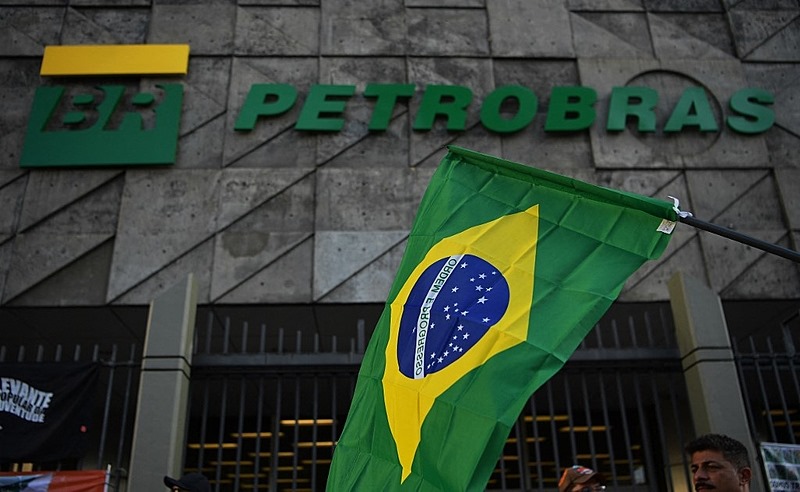 Parado no Brasil processo da Lava Jato tem empresa que confirma que pagou propina na Petrobras