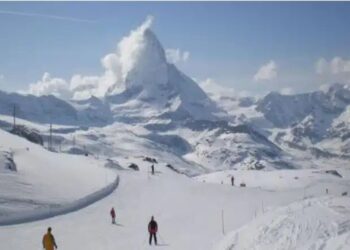 A avalanche desceu a montanha em Riffelberg, próxima à estação de esqui alpina de Zermatt, na Suíça