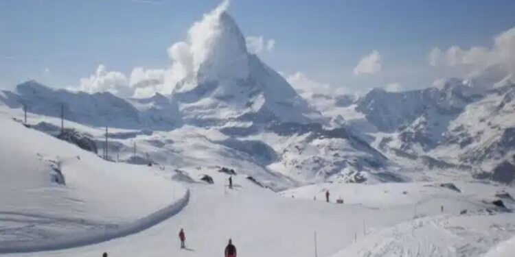 A avalanche desceu a montanha em Riffelberg, próxima à estação de esqui alpina de Zermatt, na Suíça