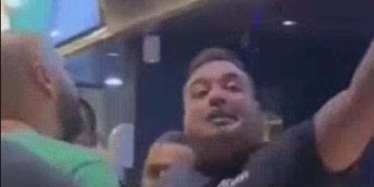 A agressão aconteceu no Guaiamum Gigante, no Parnamirim, Zona Norte do Recife, e parte da confusão foi filmada.