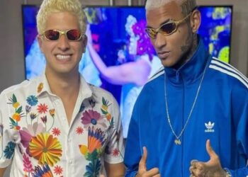 Dessa vez a brincadeira era ficar 15 minutos com o pé em um balde de gelo com sal grosso