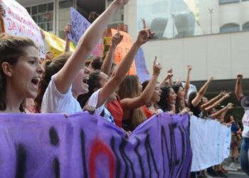 O protesto acontece após a decisão da juíza Ana Marques Veras, da 2ª Vara de Violência Doméstica e Familiar,  que considerou improcedente a acusação de estupro