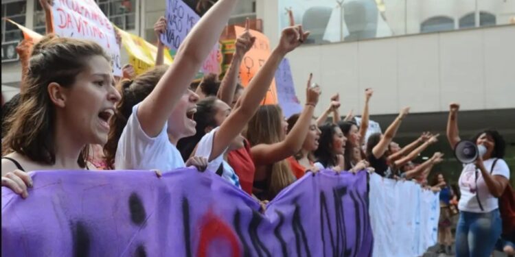 O protesto acontece após a decisão da juíza Ana Marques Veras, da 2ª Vara de Violência Doméstica e Familiar, que considerou improcedente a acusação de estupro