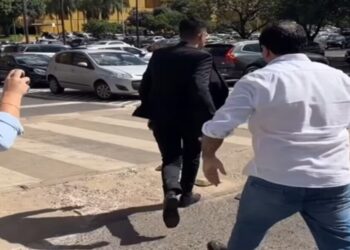 O psolista chutou o membro do MBL, identificado como Gabriel Costenaro,