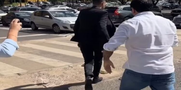 O psolista chutou o membro do MBL, identificado como Gabriel Costenaro,