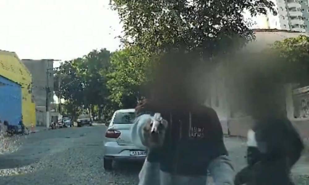 Ladrões são flagrados desesperados ao descobrirem câmera em carro roubado