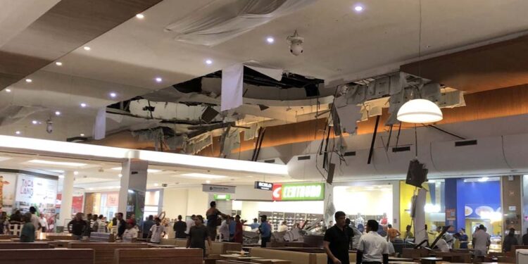 Teto do Shopping Tacaruna desabou