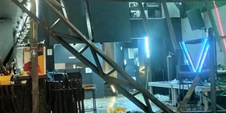 Estrutura de bar desabou e feriu clientes
