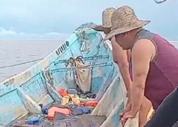 Pescadores localizaram a embarcação em local de difícil acesso
