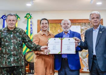 General Tomás Paiva, a governadora Raquel Lyra, o Presidente Lula e o Ministro da Defesa, José Múcio, no Recife