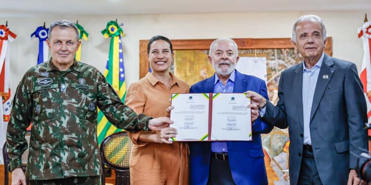 General Tomás Paiva, a governadora Raquel Lyra, o Presidente Lula e o Ministro da Defesa, José Múcio, no Recife