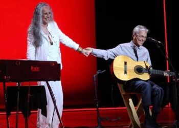 Maria Bethânia e Caetano Veloso durante apresentação