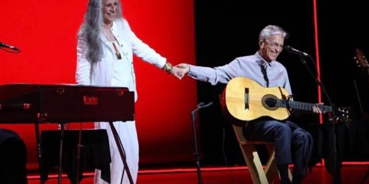 Maria Bethânia e Caetano Veloso durante apresentação