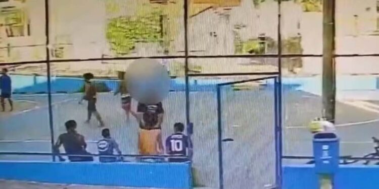 Adolescente foi morto com tiro no rosto em quadra de futebol no bairro de Casa Amarela, na Zona Norte do Recife
