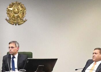 Ministros André Mendonça e Kassio Nunes Marques no plenário do STF