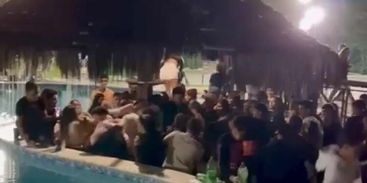 Imagens registradas em vídeos mostram o momento da confusão