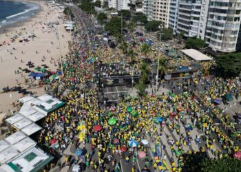 Apoiadores de Bolsonaro em manifestação na praia de Copacabana, Rio de Janeiro