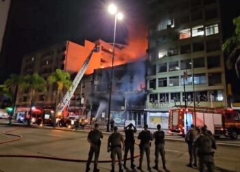 Bombeiros apagam fogo em pousada no centro de Porto Alegre