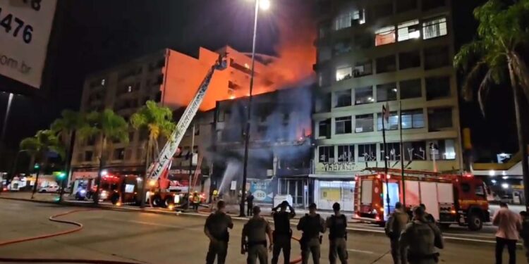 Bombeiros apagam fogo em pousada no centro de Porto Alegre