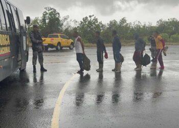 Forças Armadas transportam 11 garimpeiros ilegais da TI Yanomami