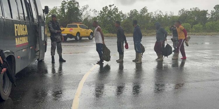 Forças Armadas transportam 11 garimpeiros ilegais da TI Yanomami