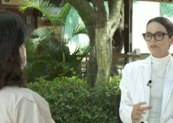 Maria Eduarda durante entrevista a TV Globo