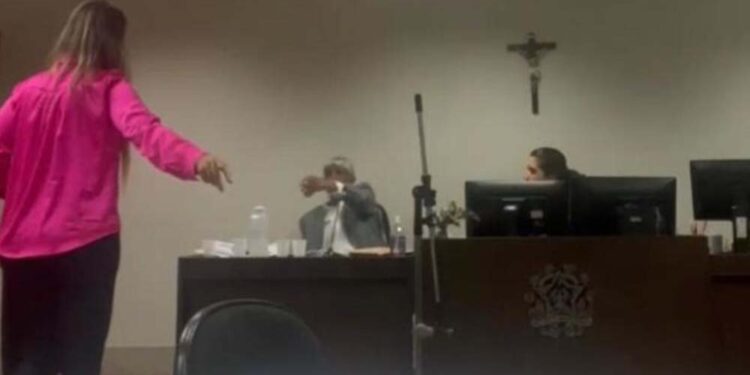 Promotor do Ministério Público de Minas Gerais, Francisco Santiago chamou a advogada criminalista Sarah Piron de galinha e citou striptease