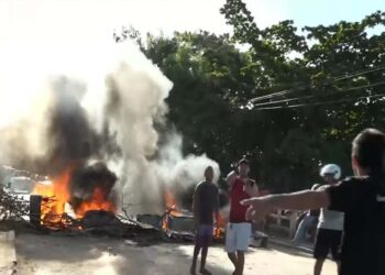 Moradores fazem protesto após acidente