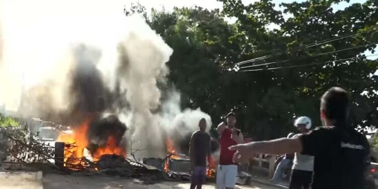 Moradores fazem protesto após acidente