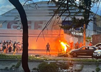 Manifestantes pedem "justiça" após morte de mulher