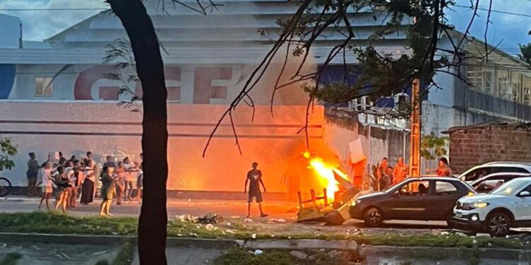 Manifestantes pedem "justiça" após morte de mulher