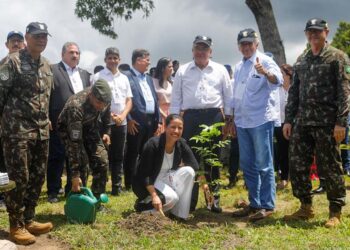 Governadora Raquel Lyra e o ministro da Defesa José Múcio, na ESE