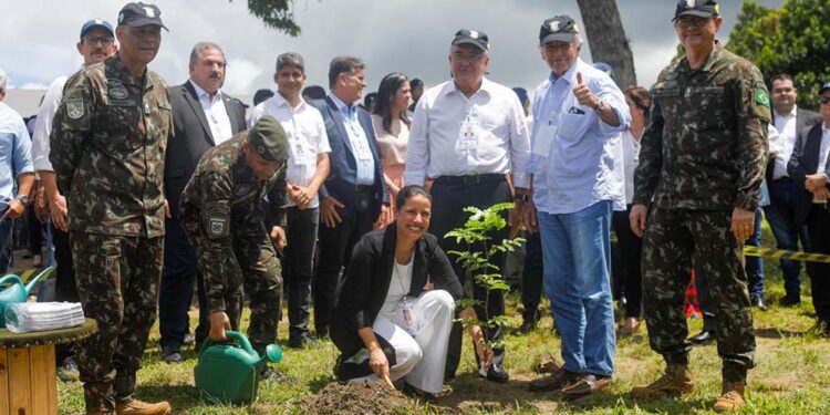 Governadora Raquel Lyra e o ministro da Defesa José Múcio, na ESE